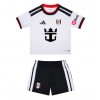 Fulham Hemmaställ Barn 2026-27 Korta ärmar (+ Korta byxor) Fulham Hemmaställ Barn 2026-27 Korta ärmar (+ Korta byxor)